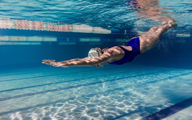 Bơi lội tác động toàn thân giúp giảm cân hiệu quả