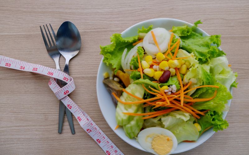 Chế độ ăn uống hợp lý sẽ hỗ trợ rất tốt cho các bài tập giảm cân
