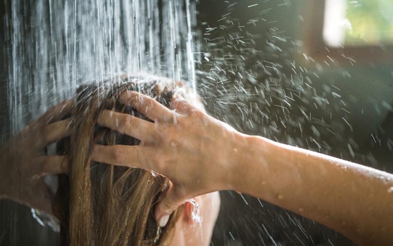 Hạn chế sử dụng nước nóng khi gội đầu là một cách chăm sóc tóc nhuộm khá hay