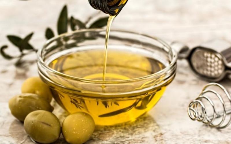 Dầu olive là một lựa chọn tuyệt vời để chăm sóc môi khô và nứt nẻ