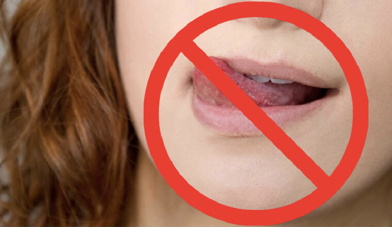 Nói không với bóc, liếm môi cũng là cách chăm sóc môi sau xăm, sau phun không được phạm phải