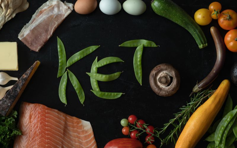 Keto là thực đơn ăn kiêng hạn chế tinh bột xuống ở mức tối thiểu và tăng cường các đồ ăn có chứa nhiều chất béo