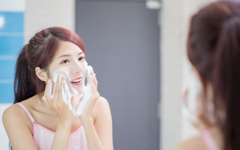 Rửa mặt đúng cách giúp da sạch sâu, giảm mụn