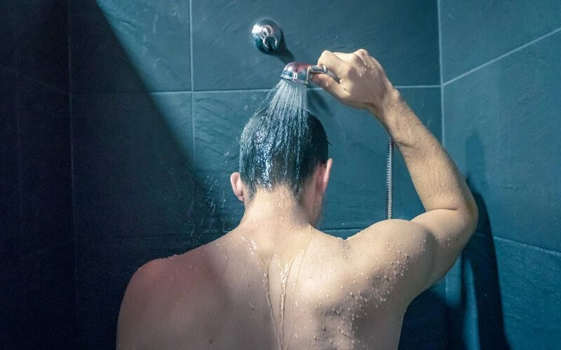 Gội đầu bằng nước lạnh là một cách chăm sóc tóc khô xơ cho nam giới