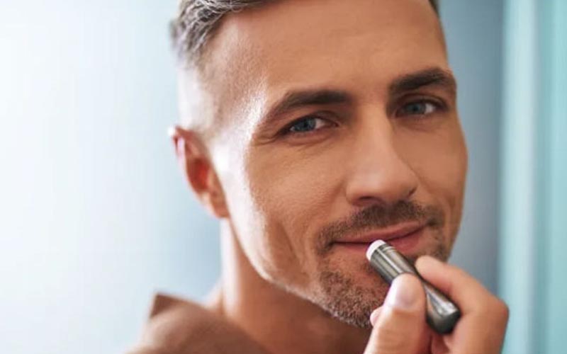 Khi sử dụng son dưỡng môi dành cho nam giới, có một số lưu ý quan trọng để giữ cho đôi môi của bạn luôn mềm mịn