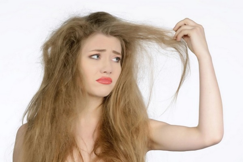 Tóc hư tổn là tình trạng cấu trúc tóc bị phá hủy, lớp biểu bì bên ngoài tóc bị nâng lên để lộ lớp vỏ tóc bên trong